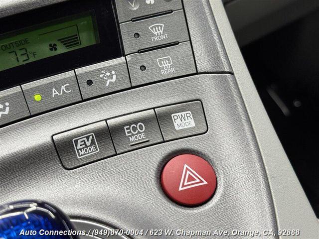 Photo of 2013 Super White Toyota Prius