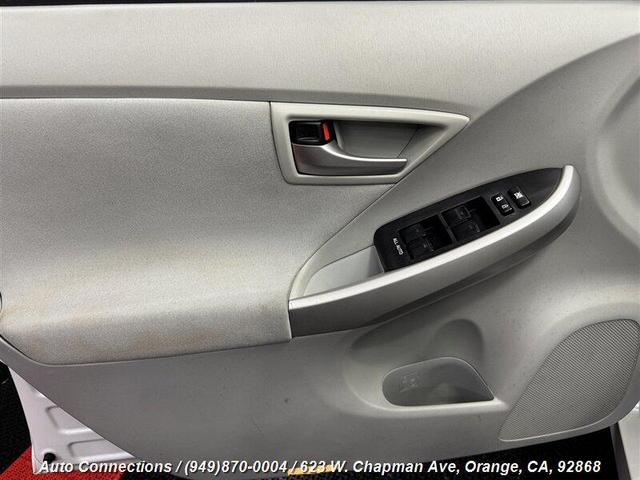 Photo of 2013 Super White Toyota Prius