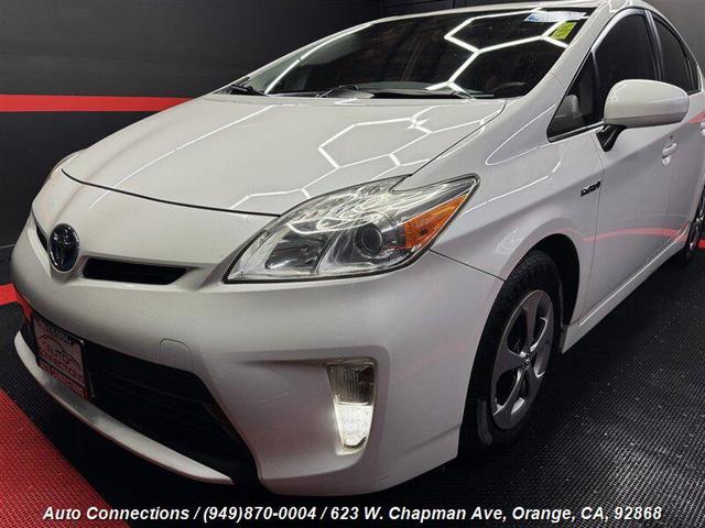 Photo of 2013 Super White Toyota Prius