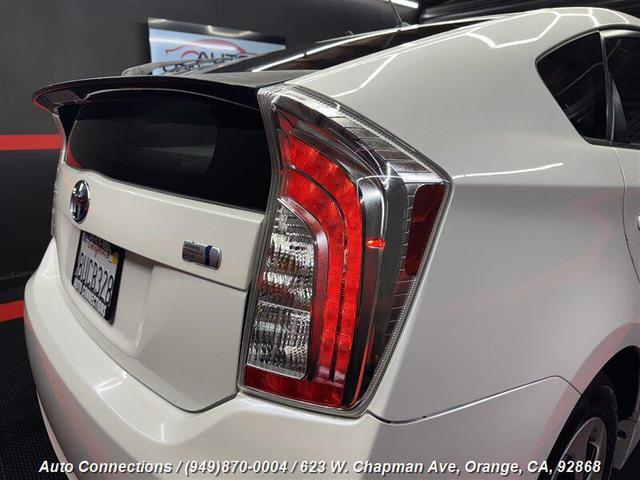 Photo of 2013 Super White Toyota Prius