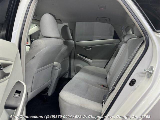 Photo of 2013 Super White Toyota Prius