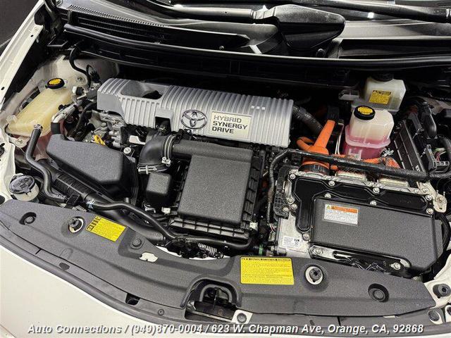 Photo of 2013 Super White Toyota Prius