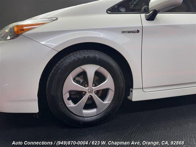 Photo of 2013 Super White Toyota Prius