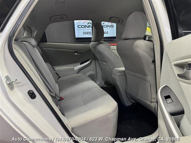 Photo of 2013 Super White Toyota Prius