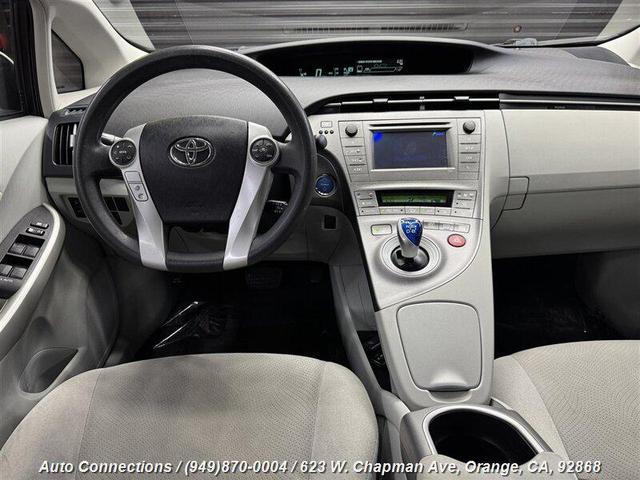 Photo of 2013 Super White Toyota Prius