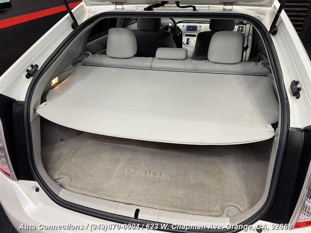 Photo of 2013 Super White Toyota Prius
