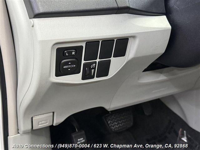 Photo of 2013 Super White Toyota Prius