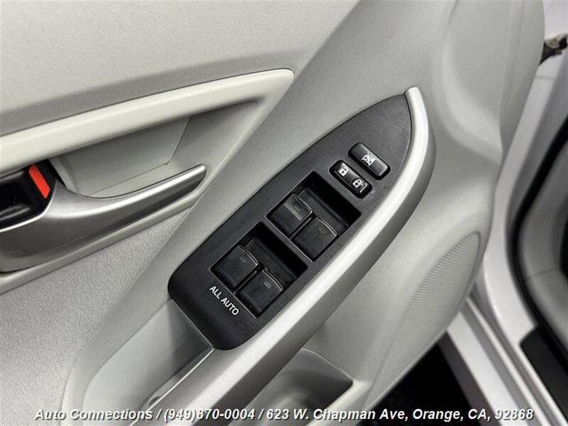 Photo of 2013 Super White Toyota Prius