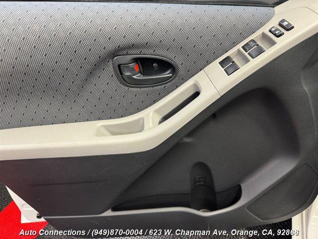 Photo of 2011 Super White Toyota Yaris