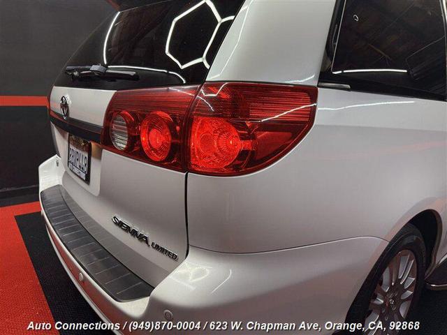 Photo of 2007 Arctic Frost Pearl Toyota Sienna