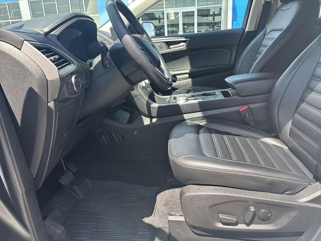 Photo of 2022 White Ford Edge