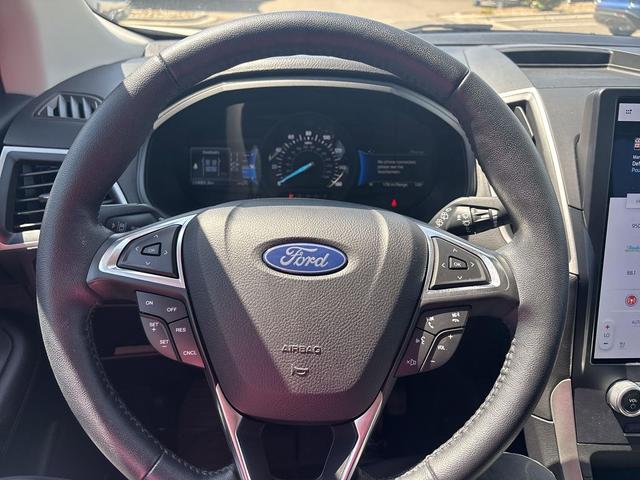 Photo of 2022 White Ford Edge