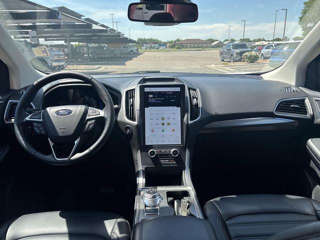 Photo of 2022 White Ford Edge