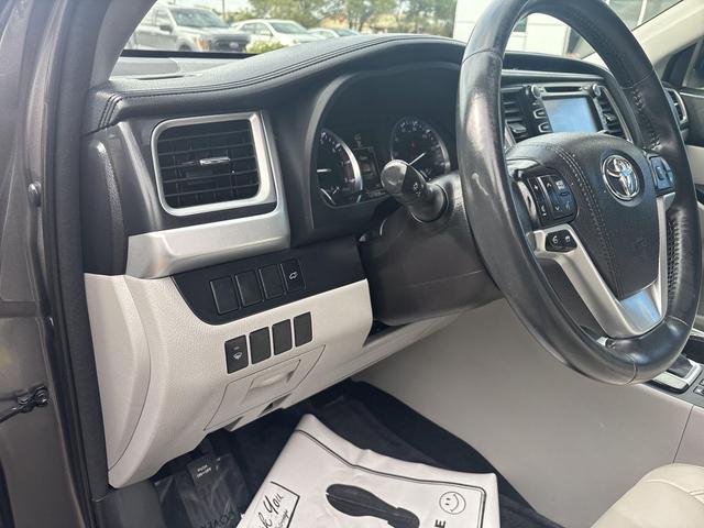 Photo of 2015 Predawn Gray Mica Toyota Highlander