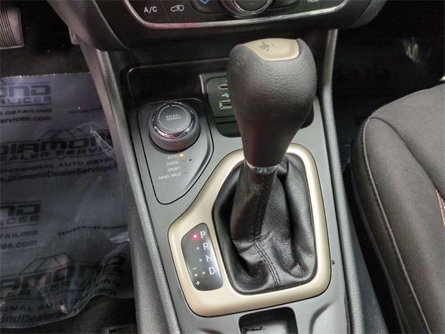 Photo of 2016 Recon Green Clearcoat Jeep Cherokee