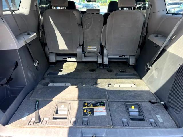 Photo of 2018 Gray Toyota Sienna