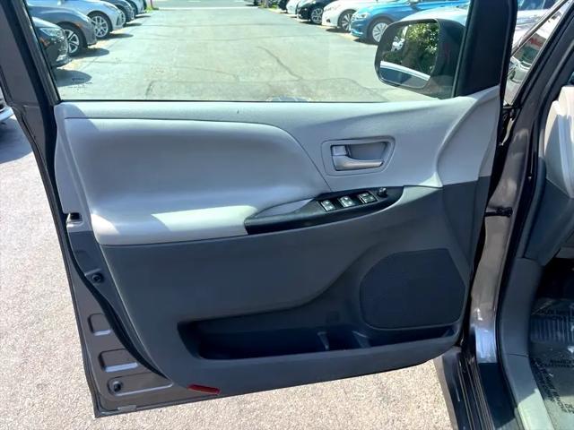 Photo of 2018 Gray Toyota Sienna