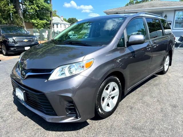 Photo of 2018 Gray Toyota Sienna