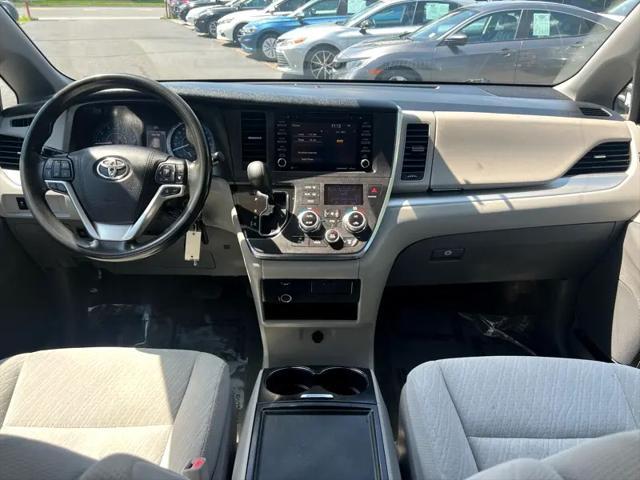 Photo of 2018 Gray Toyota Sienna