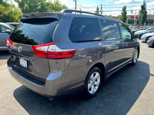Photo of 2018 Gray Toyota Sienna