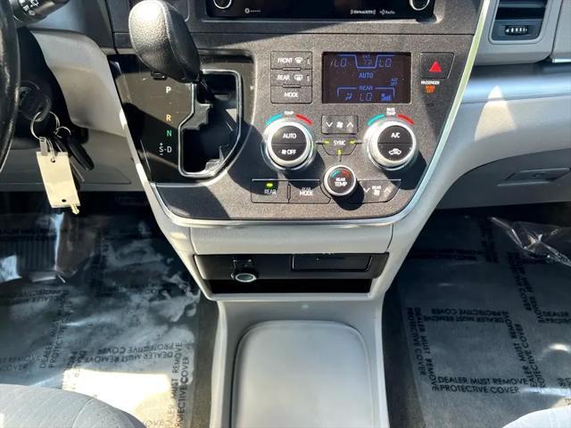 Photo of 2018 Gray Toyota Sienna