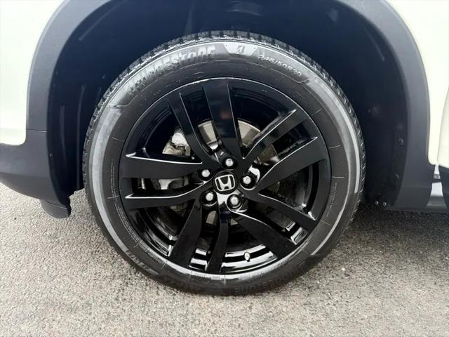 Photo of 2017 White Honda Pilot