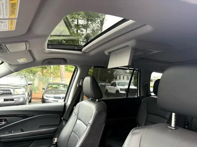 Photo of 2017 White Honda Pilot