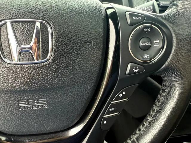 Photo of 2017 White Honda Pilot