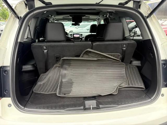 Photo of 2017 White Honda Pilot