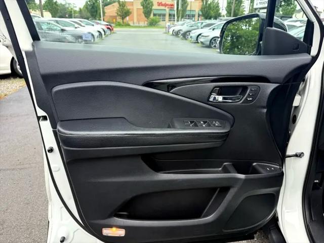 Photo of 2017 White Honda Pilot
