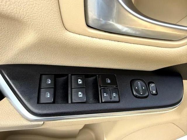 Photo of 2016 White Toyota Camry