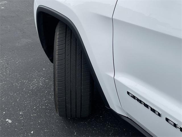 Photo of 2022 Bright White Clearcoat Jeep Grand Cherokee