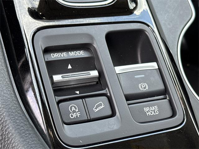 Photo of 2023 Lunar Silver Metallic Honda Pilot