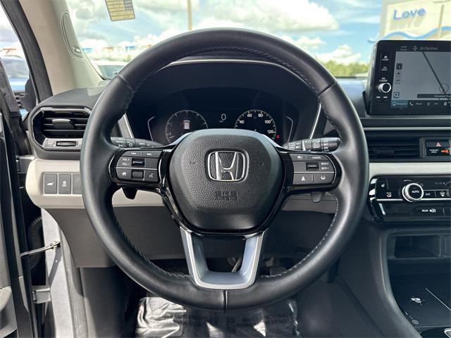 Photo of 2023 Lunar Silver Metallic Honda Pilot
