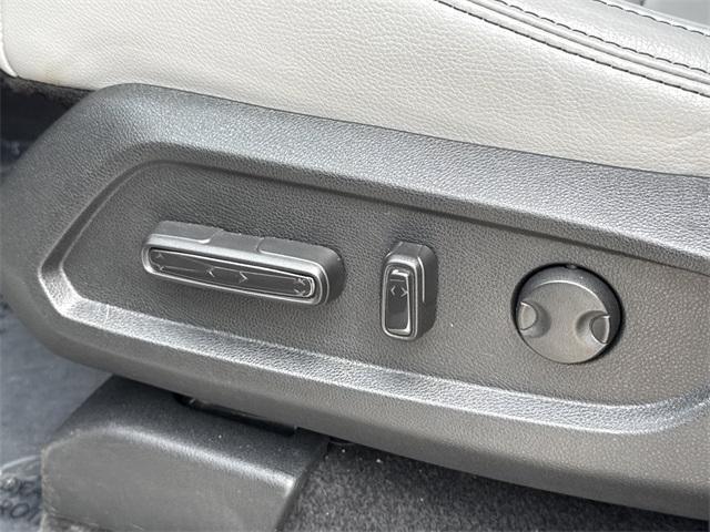 Photo of 2023 Lunar Silver Metallic Honda Pilot