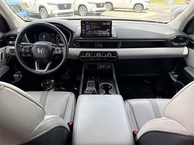 Photo of 2023 Lunar Silver Metallic Honda Pilot