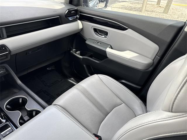 Photo of 2023 Lunar Silver Metallic Honda Pilot