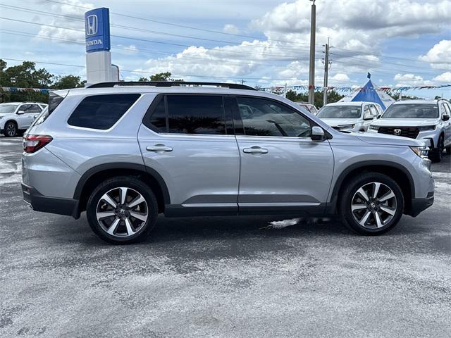 Photo of 2023 Lunar Silver Metallic Honda Pilot
