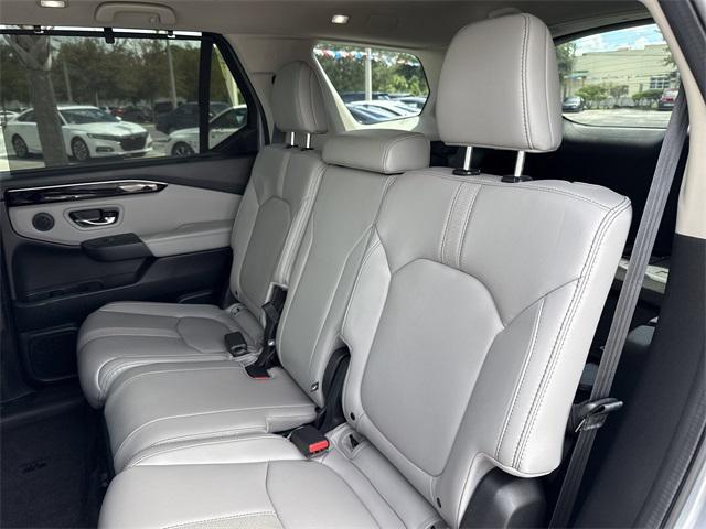 Photo of 2023 Lunar Silver Metallic Honda Pilot