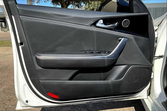 Photo of 2020 Snow White Pearl Kia Stinger