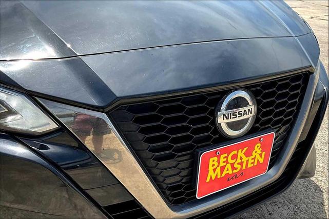 Photo of 2021 Super Black Nissan Altima