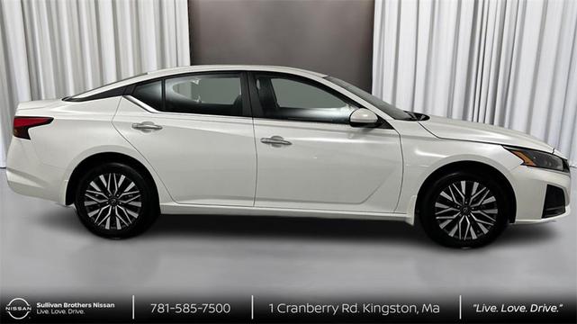 Photo of 2023 Pearl White Tricoat Nissan Altima