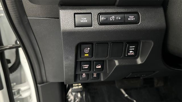 Photo of 2023 Glacier White Nissan Frontier
