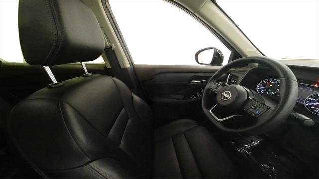 Photo of 2023 Pearl White Tricoat/Super Black Nissan Rogue