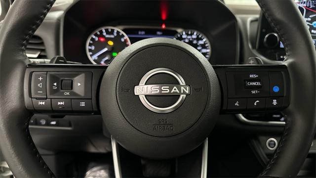 Photo of 2023 Pearl White Tricoat/Super Black Nissan Rogue