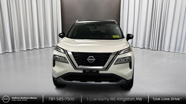 Photo of 2023 Pearl White Tricoat/Super Black Nissan Rogue