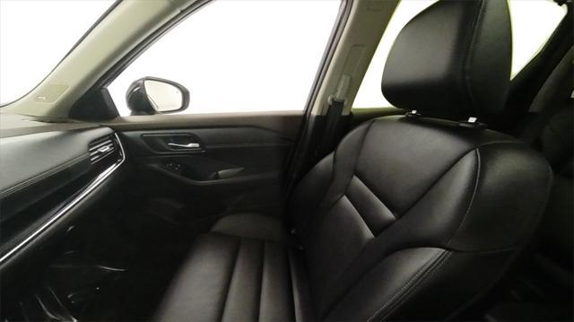 Photo of 2023 Pearl White Tricoat/Super Black Nissan Rogue