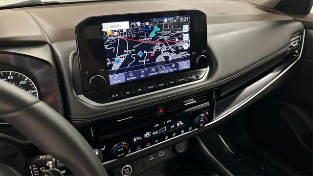 Photo of 2023 Pearl White Tricoat/Super Black Nissan Rogue