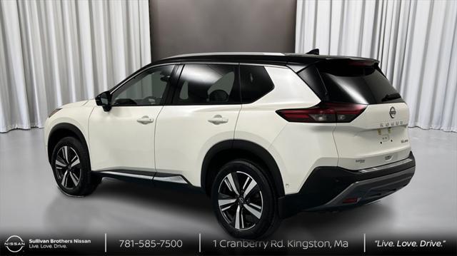 Photo of 2023 Pearl White Tricoat/Super Black Nissan Rogue