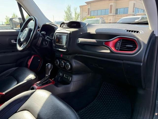 Photo of 2016 Glacier Metallic Jeep Renegade